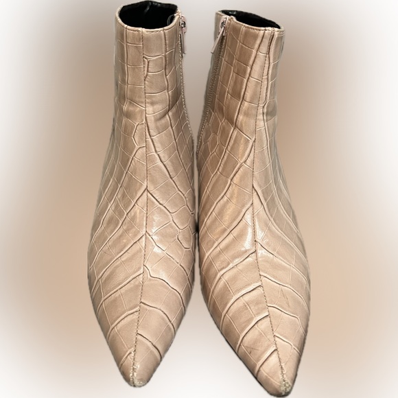 kitten heel ankle boots Size 8 fit like 7.5 Faux Alligator pattern. Light pink - Picture 1 of 8